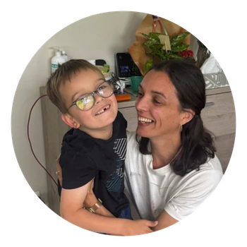 Nael and his mother embracing.